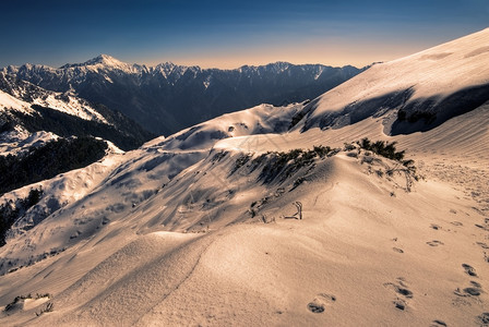 雪山的风景是蓝色天空图片