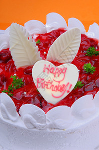 背景是甜蛋糕樱桃和蔓越莓蛋糕图片