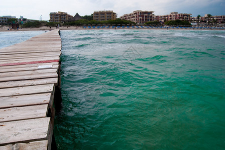 地中海深海绿海和木桥码头图片