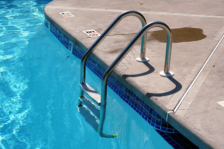 游泳池梯子的图像图片
