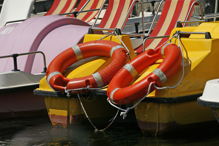 带救生带的游艇意大利图片