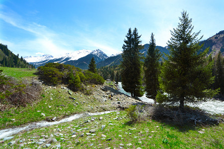 与河的山风景图片