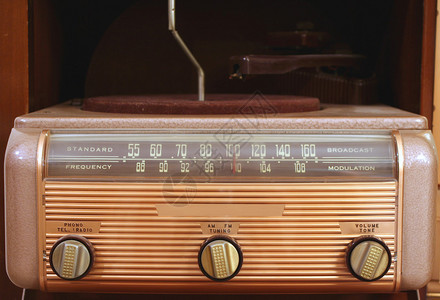 老式收音机和留声机图片