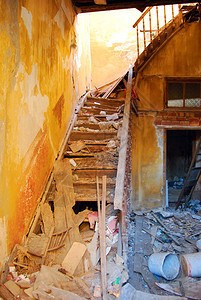 一个旧的废弃建筑内部被遗图片