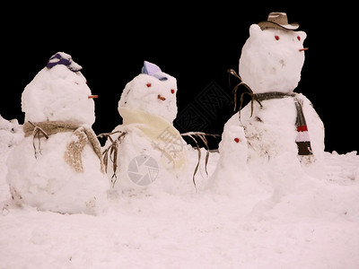 3名雪人的照片图片