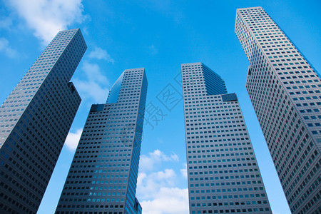 反对蓝天的摩天大楼图片