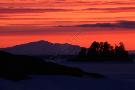 冬天的日落日出红色的天空和图片