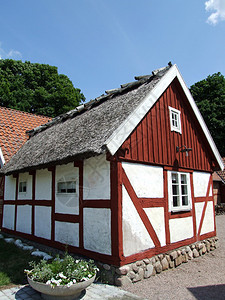 乡村环境中的一座古老的农舍建筑背景图片