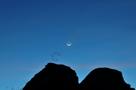 石头上的月亮图片