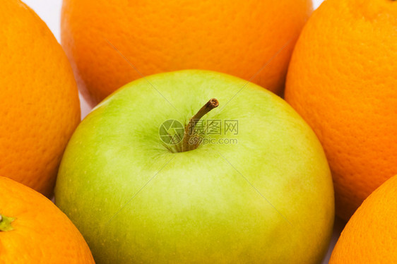 用苹果和橘子从人群中脱颖而出图片