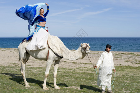 贝利舞者坐在骆驼上图片