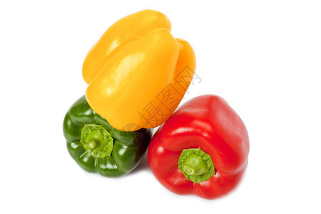 三种黄红和绿色的甜辣椒以黄红图片