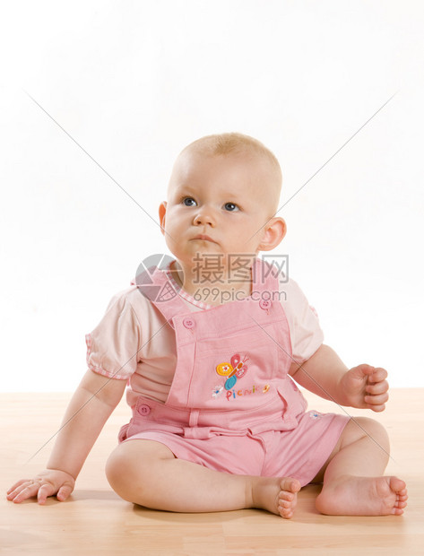 坐在地板上的女婴图片