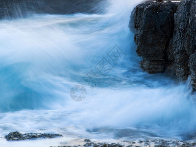 就在海浪与岩石碰撞前的图片