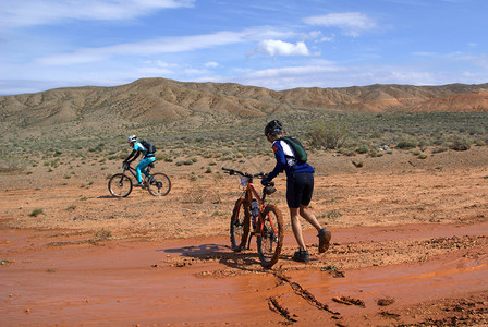 在沙漠山的自行车比赛图片