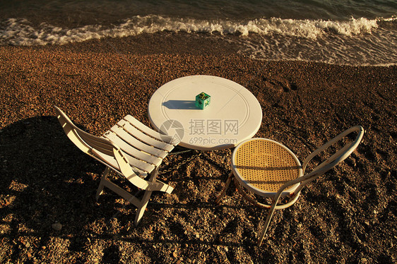 沙滩上的椅子和桌子图片