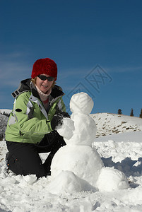 在山上堆雪人的女人图片