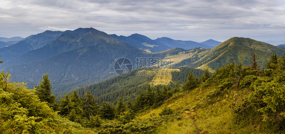 景观与山和多云的天空图片