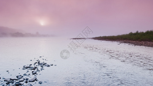 美丽的风景与河流图片