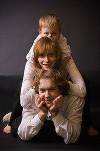 一个家庭的肖像父母和他们的儿子他们坐图片
