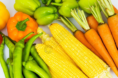 各种彩色蔬菜在市场图片
