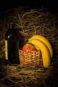 装苹果和香蕉的瓶子图片