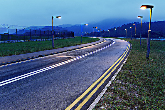 夜间公路图片