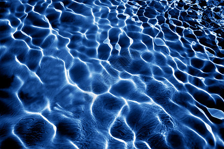 绿松石清澈的水与游泳池的光线图片