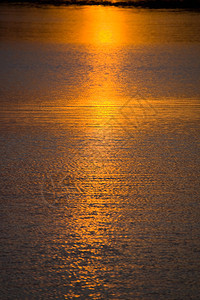 橙色落日在水面上的双重反射图片