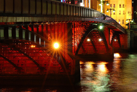 日本东京著名的红色东风桥和夜间照图片