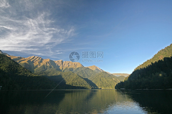 高山湖景图片