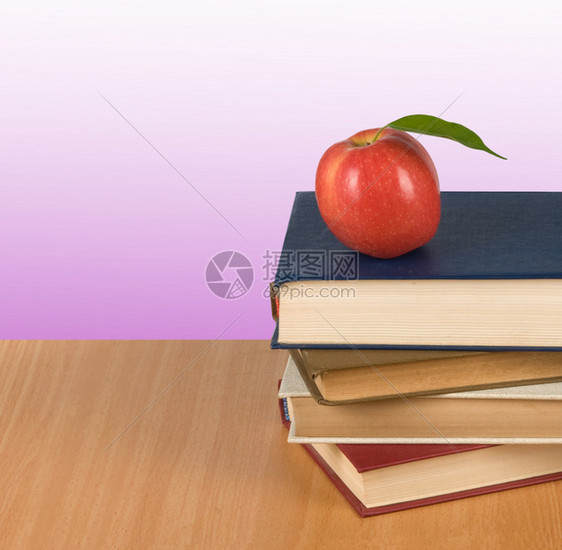 红苹果和书图片