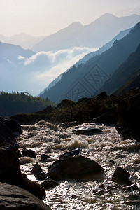 山区河流高加索山脉埃尔布鲁斯2010年6月图片
