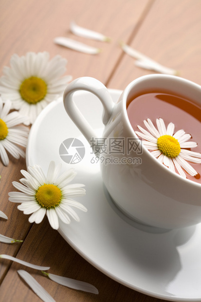 白杯清凉茶和甘菊花图片