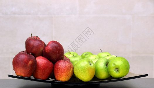 碗里的红苹果和青苹果背景图片