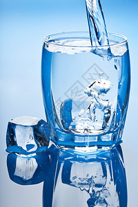 用冰块溅入玻璃的水图片