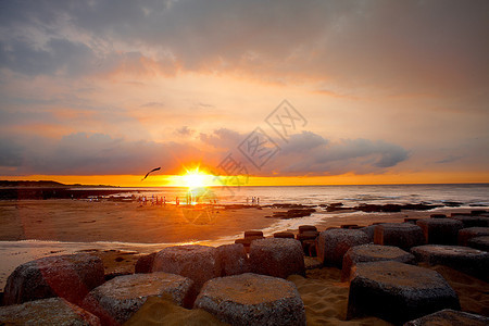 夕阳与海边的石头图片