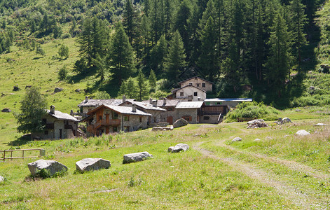 意大利Courmayeur附近Ferret山谷的小村庄图片