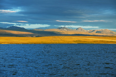 草原湖背景图片