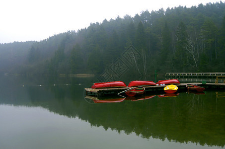 季末的风景船只在静湖上的停图片