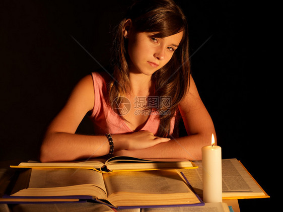与蜡烛的女孩阅读书图片