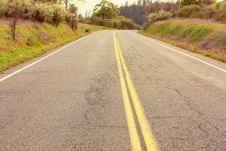 空旷宽阔的道路有双黄线图片