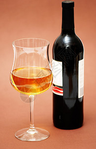 一杯葡萄酒和一瓶杯子图片