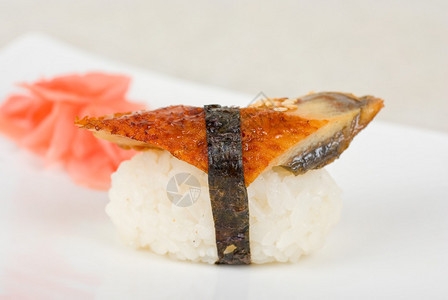 鳗鱼寿司配姜海藻和芝麻图片