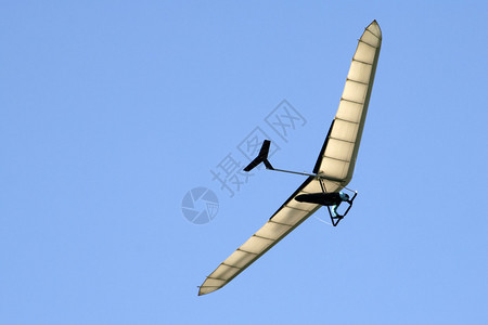 反对晴朗的天空的滑翔伞图片