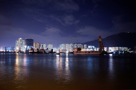 香港口在黄昏时有行驶船只显示背景图片