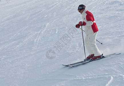 一个男人在滑雪图片