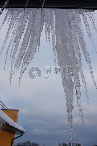 屋顶上的冰棍在天空背景的冬天图片