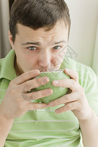 年轻人在窗台上喝茶图片