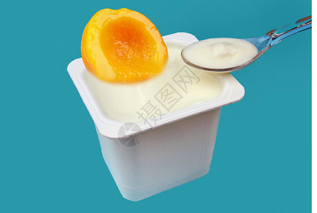 蓝色背景中带水果的酸奶背景图片
